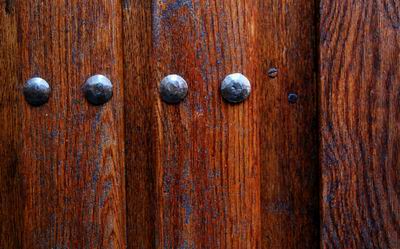 Puertas rústicas de madera de roble y forja artesanal