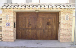 Rustic gate Almonacid in Toledo