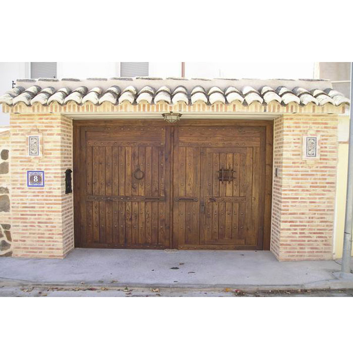 Rustic gate Almonacid in Toledo