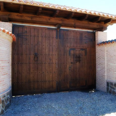 CATÁLOGO DE PUERTAS RÚSTICAS Y PORTONES DE MADERA