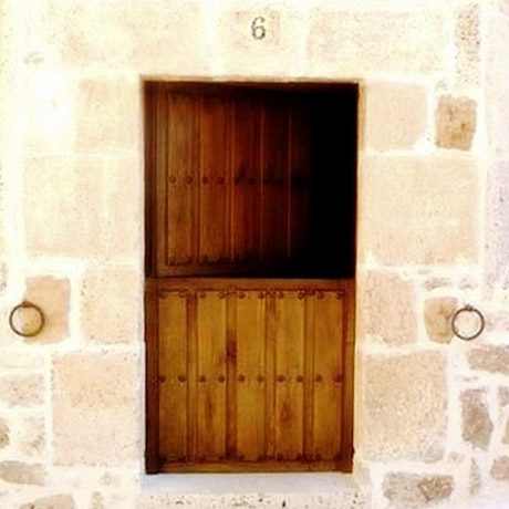 Puertas rústicas de madera de roble y forja artesanal